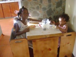 dsc03314 Keeyah and her friend Naomi making some 'lunch' at the table just before the birthday cake was served!